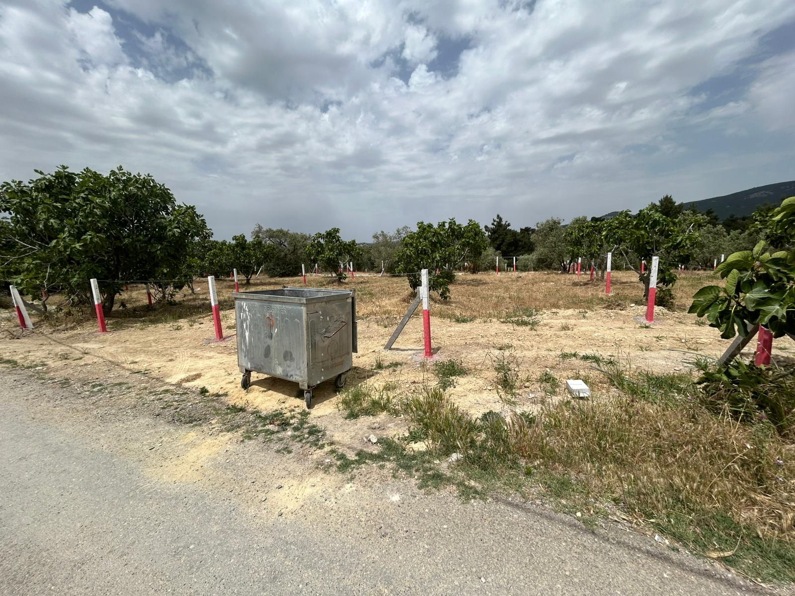 Modern balkonlu apartman, şehir manzaralı, geniş camlar ve gün ışığı alan